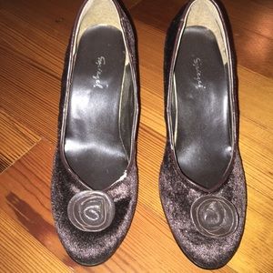 Size 6: leather heel (can't read brand) 👠